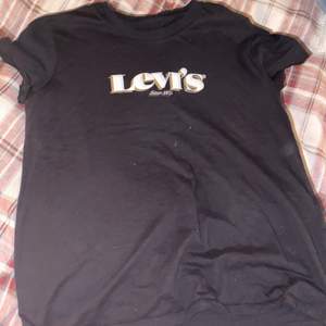 Snygg Levis tröja som aldrig kommer till användning!