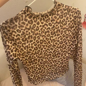 Leopard tröja! - Så snygg leopard mesh top som passar till fest och vardag! Köpt på pull and bear för några år sen men kommer inte till användning längre!💓