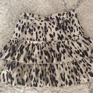 Kjol - Säljer denna jättefina kjolen i storlek M. Jag brukar oftast ha S eller XS och den passar jättebra på mig. Kjolen är lite nopprig men annars i jättebra skick. Skriv till mig om ni är intresserade💓