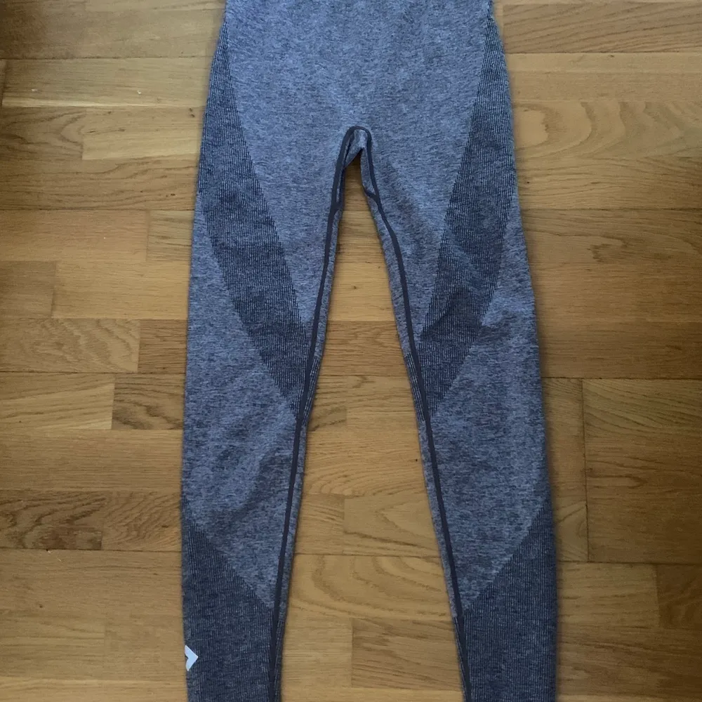 Sköna lila/grå träningsbyxor som sitter superbra, använda en gång. Jeans & Byxor.