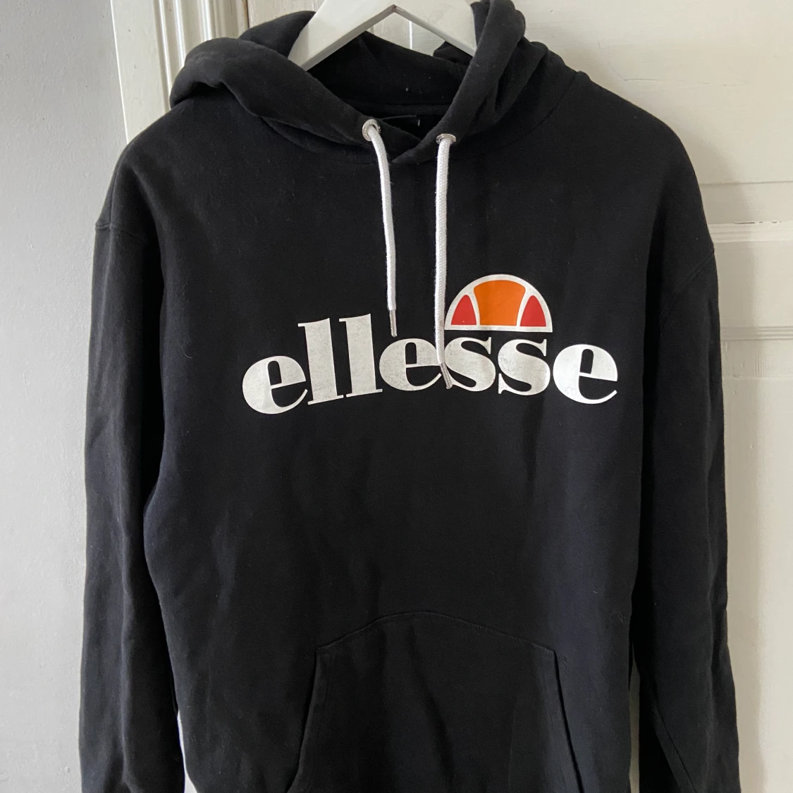Klädpaket 3 hoodies levi's och Ellese.  - 91
