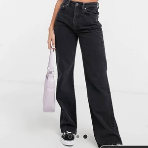 90-tals jeans - 90-tals inspirerade jeans från Stradivarius i strl 38, använda ett fåtal gånger. Bild lånad från ASOS hemsida. 