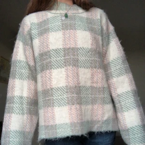 Gullig tjocktröja - Supersöt tjocktröja från Lindex i bra skick☺️ Finns det frågor så är det bara att meddela mig, svarar så snabbt jag bara kan🌻