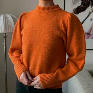 Höstfärgad tröja - Höstfärgad tröja med puffärmar🍂 Storlek M men sitter bra på mig som vanligtvis har strl S🧡 Köparen står för frakten! 