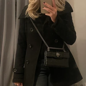 Kappa  - Superfin svart kappa ifrån Esprit, säljer då den inte kommer till användning. Fint skick inga fläckar eller så (spegeln är fläckig inte kappan)❣️❣️ storleken är Xs men sitter mer som en S !köp direkt för 200!