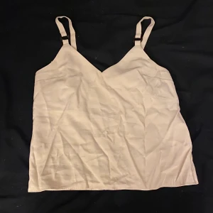 Beiget linne - Ett beiget linne som är köpt på en affär i london(kommer ej ihåg vad den heter) använd 1 gång och legat i en låda sen dess. Ringarna är i en brunaktig färg k olika nyanser.