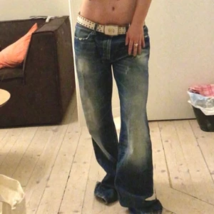 Jeans - Feta jeans kommer inte så mycket till användning💝 snygg passform och färg på de. Jag har vanligtvis S i storlek så dom är större men sitter snyggt med skärp. De har najs baggyfit