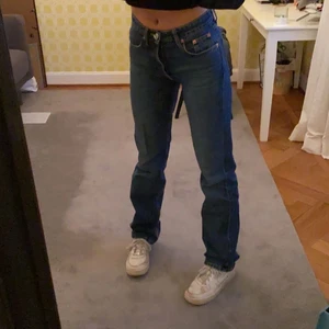 Zara mid waist - Trendiga mid waist jeans ifrån Zara i storlek 36. Har klippt så att dom går över skon på mig som är 163 ❤️