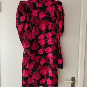 Klänning  - Fin färgglad klänning. Köpt från Ginatricot. Storlek 36, skulle kunna passa 38. Använd 2 gånger, väldigt bra skick. Säljer för 300kr+frakt. 