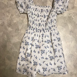 Klänning  - Blommig klänning från NA-KD Strl: S