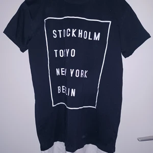 Lindex T - shirt stl. S - Pris: 20 kr. Stl. S. Passform: Mjuk och bekväm. Säljer p.g.a: används aldrig.