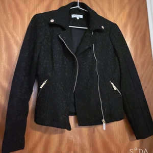 Morgan jacka! - Säljer denna super söta men också coola jackan som skulle vara perfekt nu för våren! Det går ej att köpa en likadan längre eftersom den är helt slutsåld men jag har inte använt den så mycket så den är i super bra skick! Den skulle vara perfekt för en söt kjol eller bara en enkel outfits med jeans. Ops! Köparen står för frakten. 