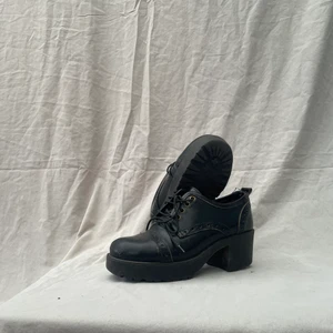 Vintage Svarta skor - Strl. 37, äkta skinn, lite slitage men väldigt snyggt!