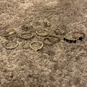 Ringa & Halsband & Örhängen - 12st ringar, fina, bra kvalitet, passar bra, få gånger användning! 1 silver halsband, bra kvalitet, passar jätte bra och den är jätte fin, den är använd några gånger! 2 par silver örhängen (riktigt silver), aldrig använda, passar jätte bra och är jätte fina:) (OBS! Man kan bara köpa allt tillsammans)