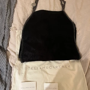 Stella McCartney väska  - Säljer min stalla MCCARTNEY väska igen då en tjej skulle köpa den men sen ångrade sig och gav mig dåligt omdöme 👎 Så väskan är i perfekt skick och jätte fin och om ni vill få lite mer info så kan ni läsa min andra annons och sen är det bara att skriva privat ❤️