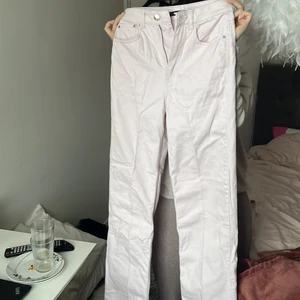 Rosa raka jeans från bikbok - Jag säljer mina pastellrosa, raka jeans från bikbok då de blivit för små, endast använda fåtal gånger. Supersköna och jättefin passform. Passar mig som 160 jättebra.