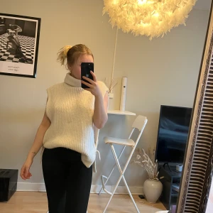 Stickat linne från Lindex - Stickat linne från Lindex med öppna sidor. Storleken är onesize