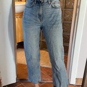 Blåa Weekday jeans i modellen Voyage💙 Snygga till vår/sommar då jeansen är lite kortare. Färgen på dessa jeans finns inte längre på hemsidan. Nypris är 500kr. Använd fåtal gånger. Köparen står för frakten💙