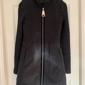 Armani jacka - Snygg ARMANI jacka i kvinnlig modell. Använd ett fåtal gånger. Pris går att diskuteras🖤✨