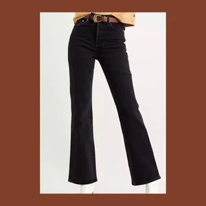 Levi’s Ribcage Flare - Skitsnygga flarejeans från Levi’s! Har färgat dom en gång för ett helsvart resultat. Finns ett litet hål vid fickan men inget som syns tydligt :)