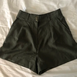Mörkgröna shorts - Vida, högmidjade, mörkgröna shorts från H&M. Har två framfickor och 2 fejk-bakfickor. Storlek 40, säljer då dessa är för stora för mig. Fler bilder finns! Köpare står för frakt.