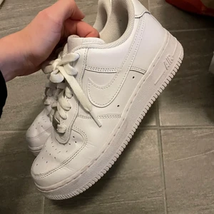 Nike air force - Näst intill oanvända Nike air force 1. Perfekt nu till våren! Frakt tillkmr🥰 köp direkt för 600kr plus frakt