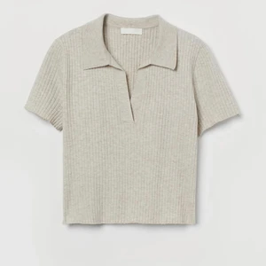 Stickad topp - Stickad topp från H&M. I storleken S. Säljer den för 60kr. Bara andvänd få antal gånger.