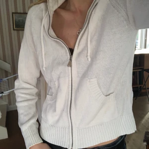 Stickad kofta - Från Calvin Klein. Storlek M men sitter som S. Fin passform och färg men kommer aldrig till användning