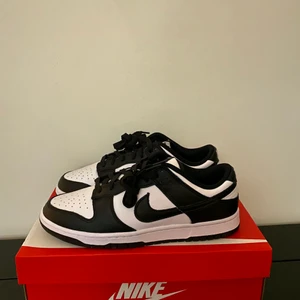 Nike Dunk Black and White Retro - Helt nya direkt från Zalando! Storlek 42.5 Eu. De har ett jättelitet jack på ena tån som knappt syns. Fråga så kan jag skicka bild på det!