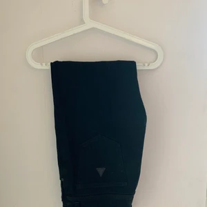 Svarta Abrand Jeans  - Ett par Svarta Abrand Jeans i storlek 27 modell Venice Stright. Använda ett fåtal gånger, men på grund av fel storlek säljer jag de. Nypris är 799kr, säljer för 180kr 