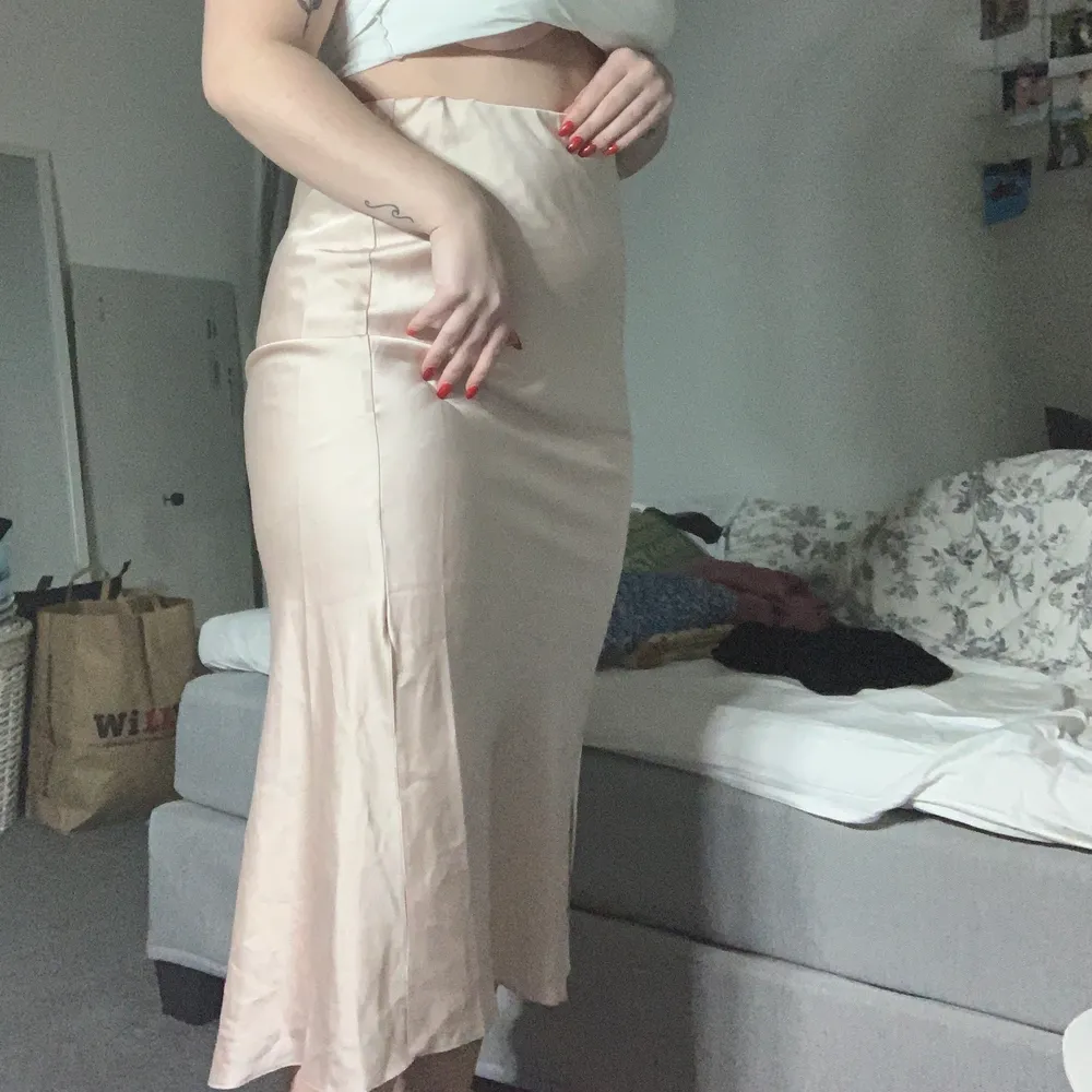 En rosa satin kjol från ASOS. Köpte den i två storlekar så den jag säljer är i strl 38 💗kjolen är jättefin med två slitsar vid benen💗 250kr ny pris . Kjolar.