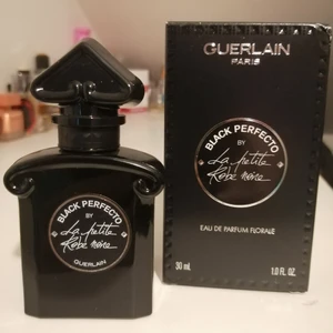 Guerlain parfym - La Petite Robe Noire Black Perfecto 30 ml edp florale. Endast testad då den tyvärr inte passade mig. Frakt tillkommer med 45 kr i postens påse. Jag packar noga eftersom det är ömtåligt 🎀