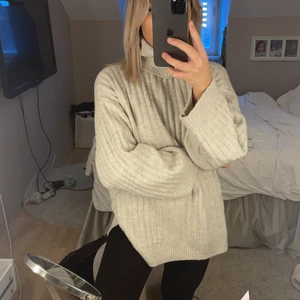 Stickad tröja - Mysig stickad tröja med slits från H&M!💕 Använd ca 3 gånger så tröjan är i nyskick 💘💘