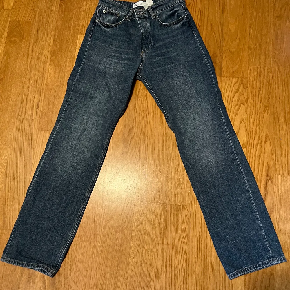 Säljer dessa blåa zara jeans för att de inte används längre. De är lite ljusare än vad det ser ut som på bilden. Sitter som zara straight leg jeansen. De är i storlek 38 men är lite små i storleken så skulle passa en 36 också. Säljer för 180kr då de är använda så få gånger. Köpare står för frakten ❤️. Jeans & Byxor.