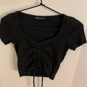 Zara topp - Säljer min söta topp från Zara som är helt oanvänd!!!🖤 toppen fick jag i sommras men har inte haft tid till att använda den. Den är i storlek S men passar även på mig som har xs. Pris: 130kr + frakt✨🤩