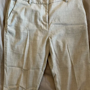 Kostymbyxor strl 38 - Ljusgrå kostymbyxor från hm. Köparen står för frakten 