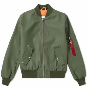 Bombar jacka i militärgrön galon från Stutterheim X Alpha Industries MA-1. I princip oanvänd. Nypris 1800kr :) skriv vid frågor om storlek etc