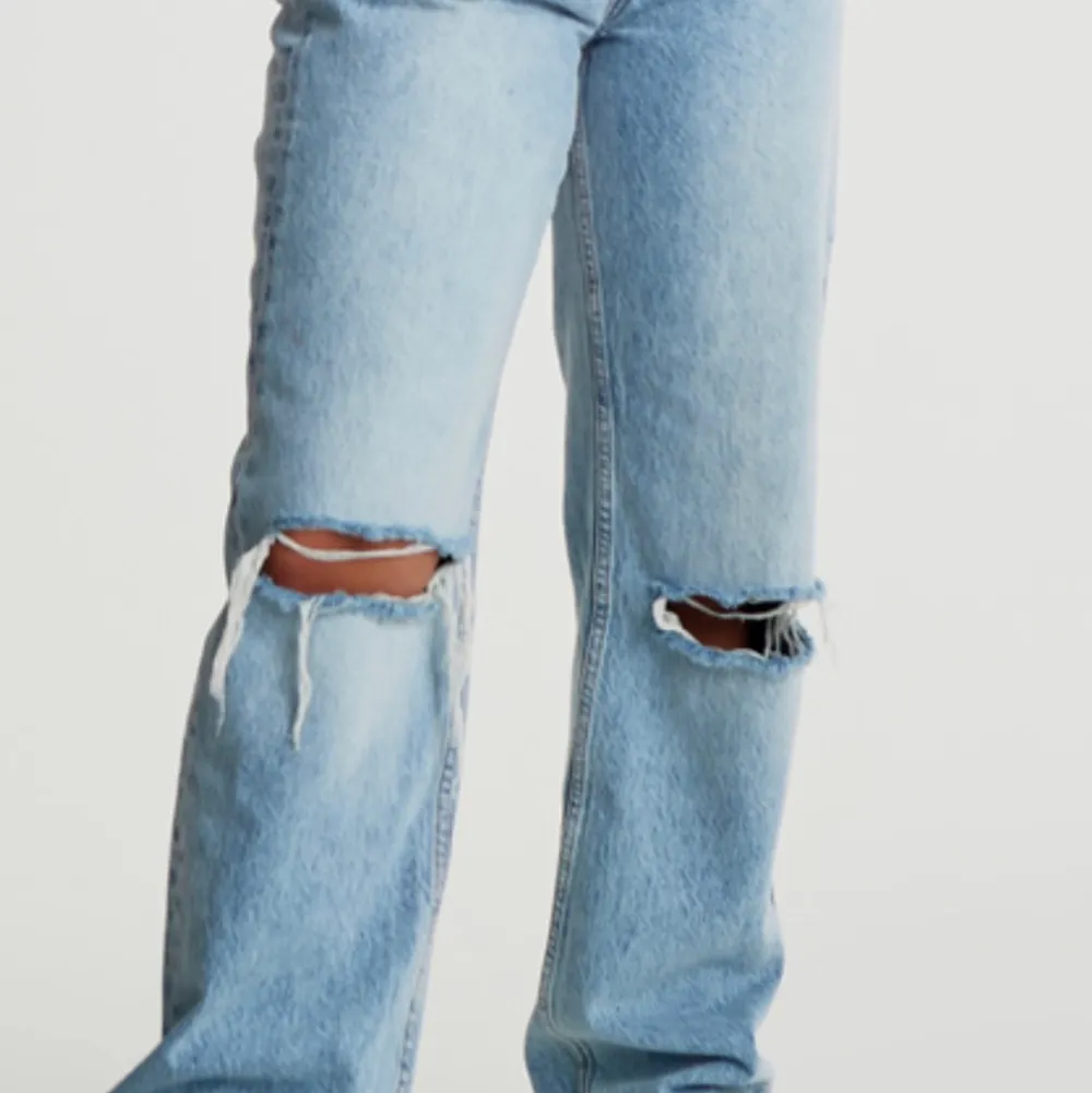 Maja lindelöf x Gina tricot - 90s highwaist jeans🌟 storler 32 men passar också liten 34 då de töjts ut lite🌟 köpta för ett par år sedan för 600 och anväda rätt mycket, men syns inte mycket🌟 säljer då de blivit försmå, säljer för 250, 200 + ca 50kr vid snabb affär. Jeans & Byxor.
