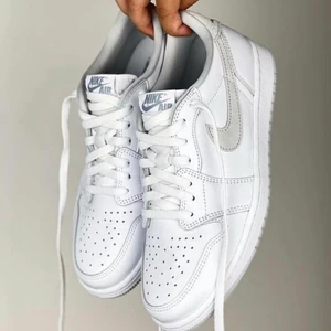 Jordan 1 Low Neutral Grey 👟 - Jordan 1 Low Neutral Grey 👟  Tillgänglig i storlekar⬇️  • EU42  • EU42,5  • EU43  • EU44   • Pris från 2499kr Fri frakt   • Skick: DS/Oanvänd  • Vi nås genom dm för eventuella frågor eller funderingar!  • Flera bilder fås via dm  #erisneakers 