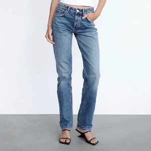 Zara Mid Rise jeans  - Säljer mina slutsålda zara Jeans eftersom jag köpt två i samma storlek. Dem är i modellen Mid Rise straight leg i storlek 34. Är aldrig använda och har alla lappar kvar. 