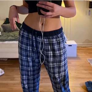 Pyjamas byxor  - Säljer nu mina pyjamas byxor som kommer från Kappahl då dem är för korta på mig som är 170cm lång. Skalle tro dem passar någon som är 167 kanske eller kortare. Dem är lite slitna men inget man tänker på . Säljer för 150kr+62kr frakt 
