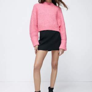hej! säljer min rosa, stickade tröja från zara, köpt för 359! slutsåld på hemsidan, jättefint skick 💖 superfin rosa färg, jättemysig och perfekt till sommaren! kontakta för egna bilder 💖 
