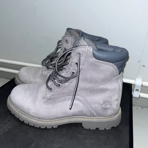 Timberland vinterskor - Gråa Timberland vinterskor för 800 kr i storlek 36. Har använts några gånger, är i väldigt gott skick med bra material. Perfekta nu inför hösten! Kan gärna mötas upp i Stockholm eller frakta. Det är bara att fråga efter mer information eller bilder.
