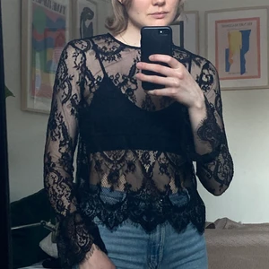 Spetsblus  - Blus i spets från H&M. Har bara använt den en gång på julafton. Knappar i ryggen och volang i ärmslut. ✨PRIS INKLUSIVE FRAKT✨