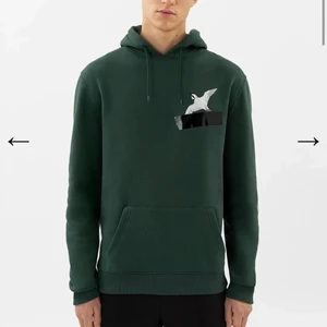 Axel Arigato hoddie - Säljer denna oanvända Arigato hoddie då de blev fel storlek, storlek L man. Men är mer som en M. Helt oanvänd och har kvar papper och tag. Nypris ca 2000kr, mitt pris 1200kr. 💓 Köparen står för frakten 