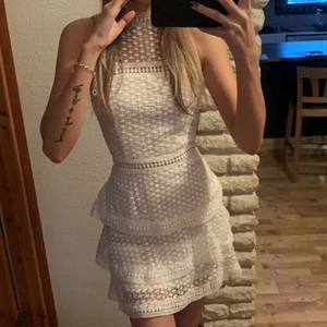 Vit spetsklänning  - Vit spetsklänning ifrån AX paris i storlek 6/34, passar perfekt till student, säljer den då jag hittat annan studentklänning,jag har aldrig använt den men är köpt här på plick från en annan och då endast använd 1 gång!🤍