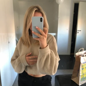 beig stickad tröja - säljer denna stickade tröjan för 100kr + frakt, den är i storlek XS & från HM, tröjan är i fint skick!💕