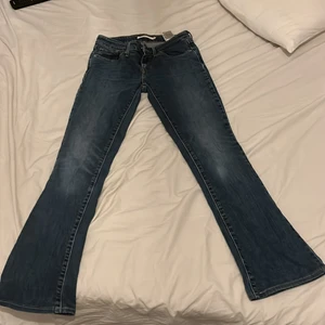 Levis jeans - Ett par Levis bootcut som är köpta hör på Plick men som tyvärr var försmå, de är i väldigt bra skick och vet tyvärr ej hur mkt ägearen innan använt de men de är i fint skick, frakt 66och priset kan diskuteras. Hör av dig om du vill ge ett pris utanför bud