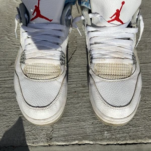 jordan 4 oreo - köpte dessa skor för 4 månader sen funkar helt perfekt. jag har tappat bort kvittot. de är bara lite smutsiga vilket går att ta bort snabbt