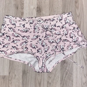 Mjukis shorts  - Jätte fina unicorn shorts köpta på nej yorker typ 2020 andvänt typ 2 gånger säljer för dom börjar bli små och andvänder aldrig! Jag är 160 är vanligt viss s men dom här pappas s/xs